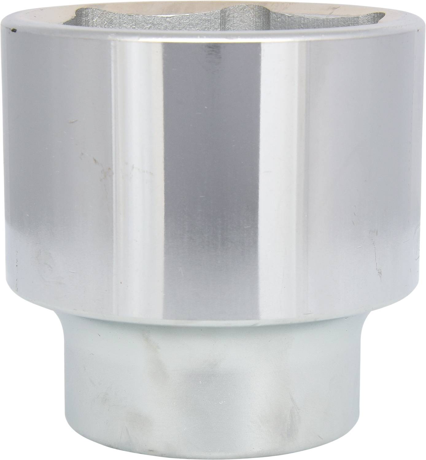 Ein metallischer Steckschlüsselaufsatz mit zylindrischer Form, glänzender Oberfläche und abgerundeten Kanten, ohne sichtbare Marken.