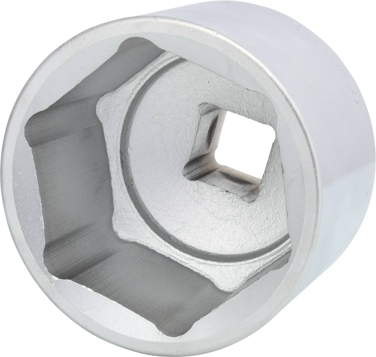 Ein Sechskant-Steckschlüssel in Silber, der von unten in einem Winkel zeigt. Er hat ein quadratisches Antriebsloch in der Mitte.