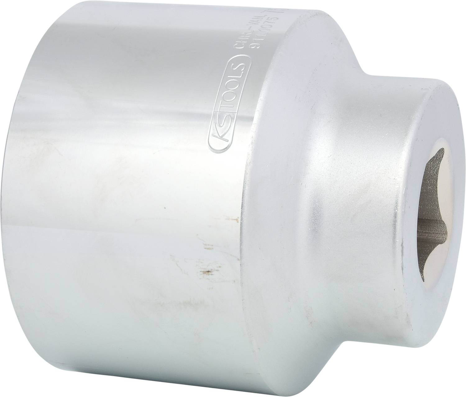 Ein großer silberner Steckschlüsselaufsatz, zylindrisch mit gestufter Form. Geeignet für größere Schrauben oder Muttern.