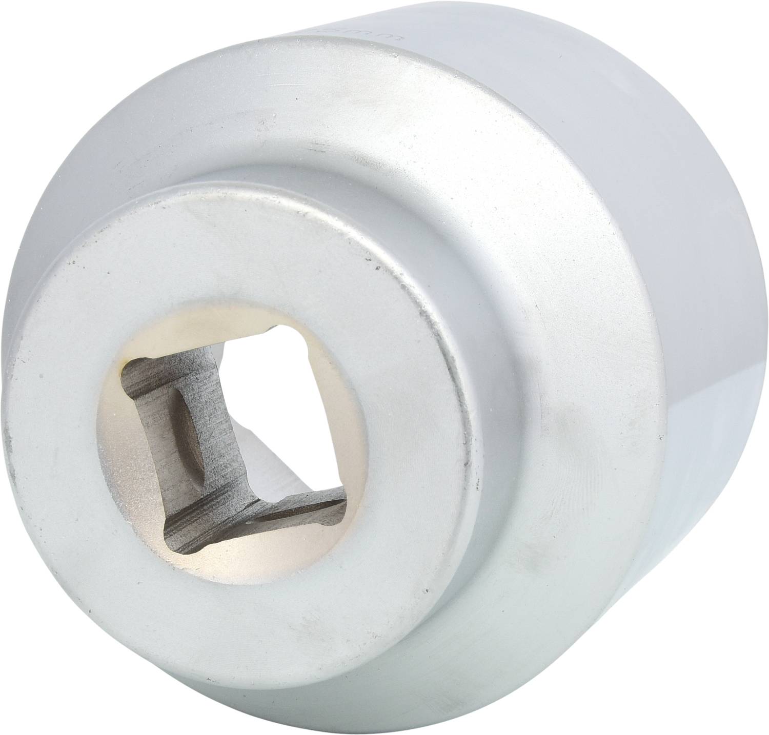 Silbernes Metallteil mit quadratischer Innenöffnung und flacher Vorderseite, möglicherweise ein Teil eines Werkzeugs oder Geräts.