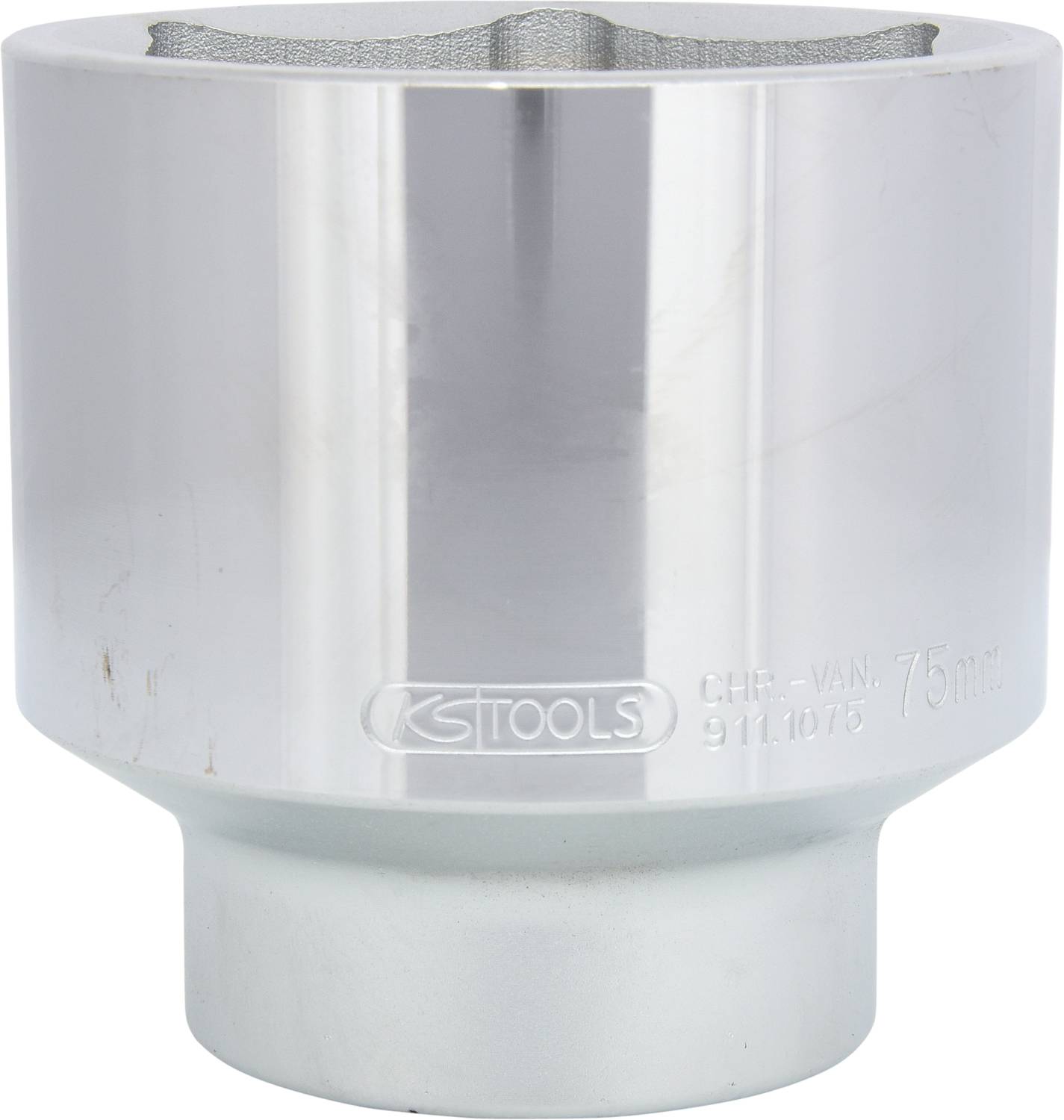 Metallschraubenschlüsselaufsatz mit zylindrischem Design, silbern glänzend. Geeignet für 75mm Schraubenmuttern, Marke KS Tools.