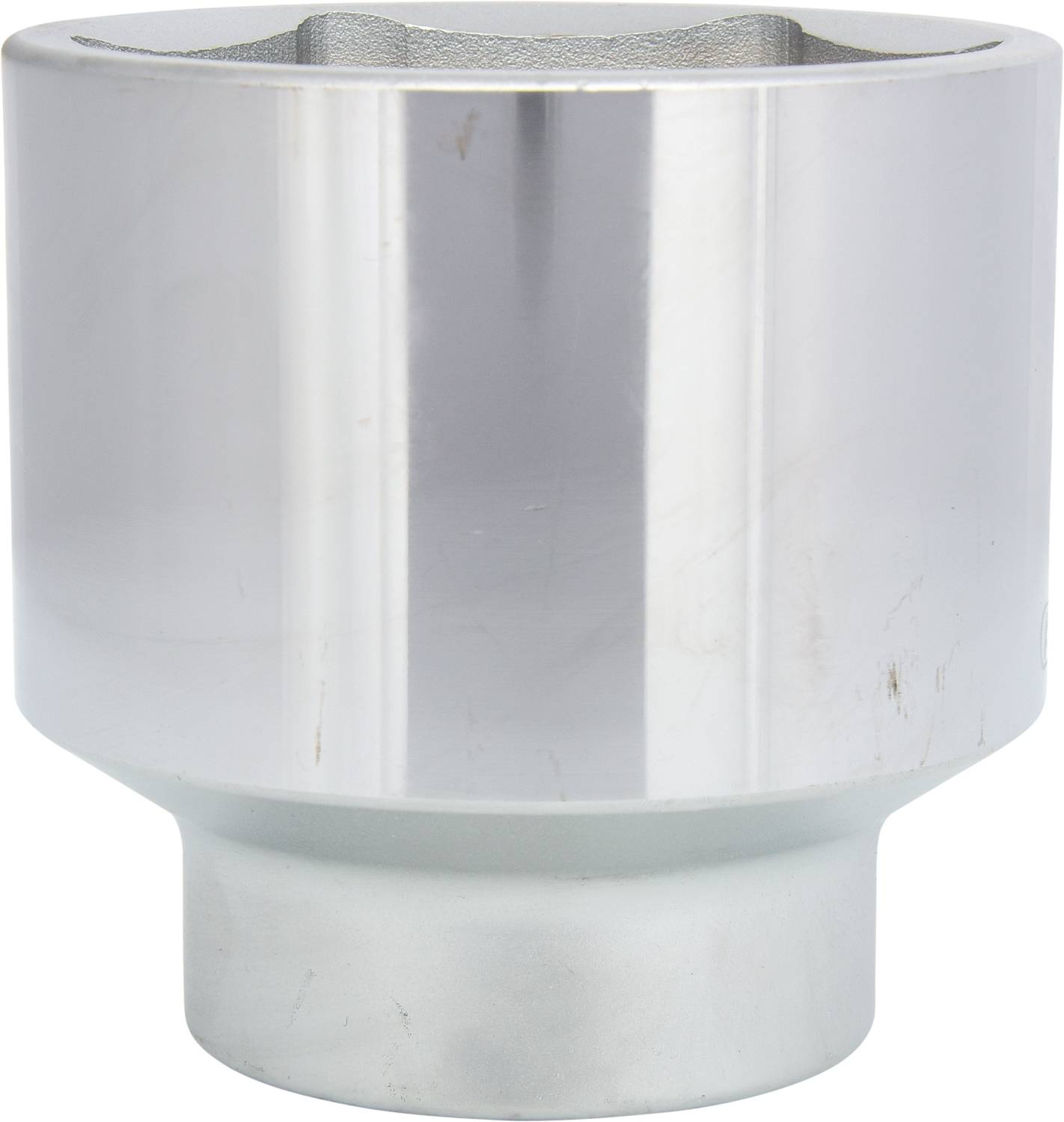 Ein silberner, zylindrischer Metallaufsatz mit polierter Oberfläche, vermutlich ein Teil eines Werkzeugs oder Maschinenelements.