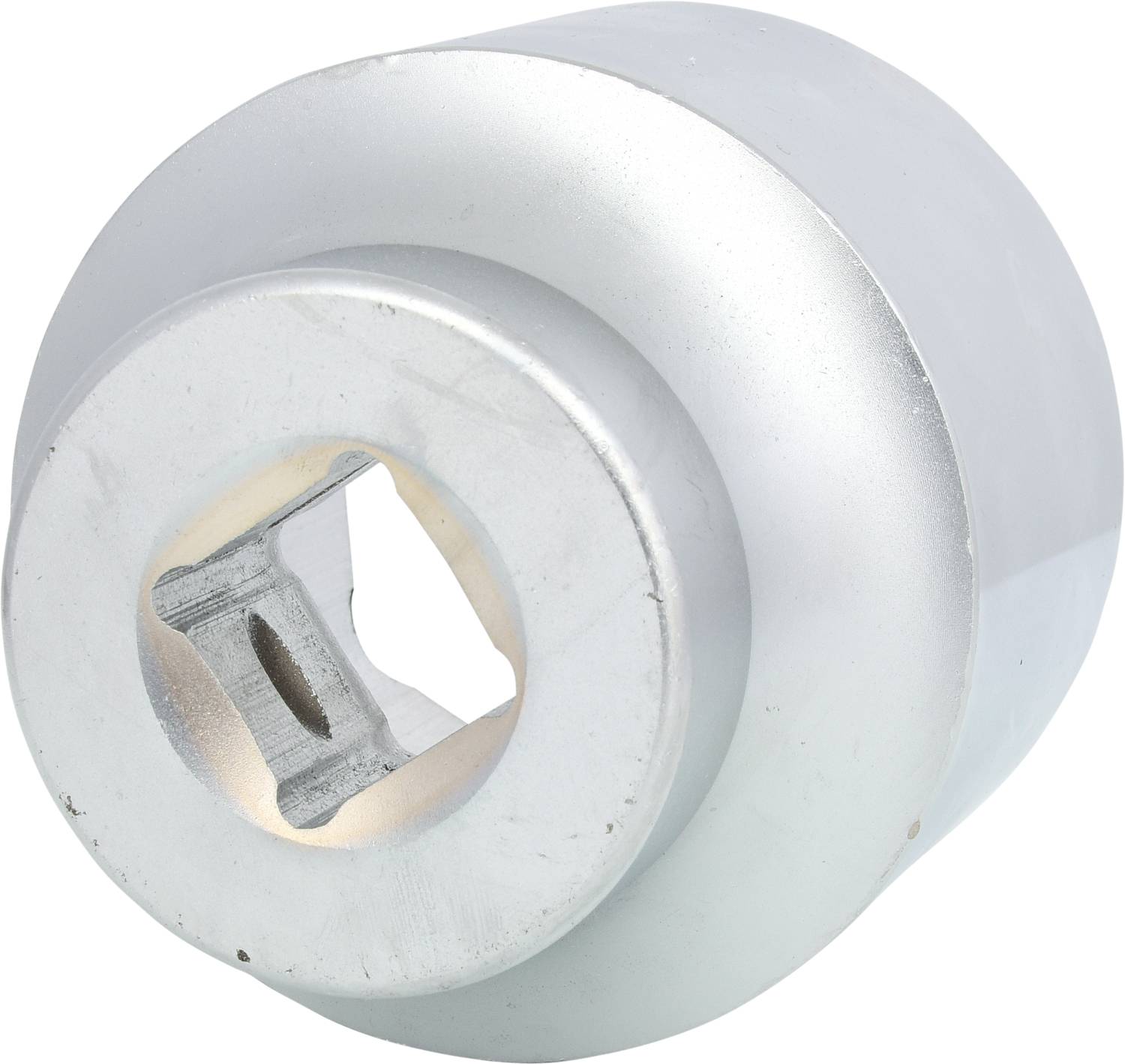 Silbernes Metallteil in zylindrischer Form mit quadratischer Öffnung in der Mitte.