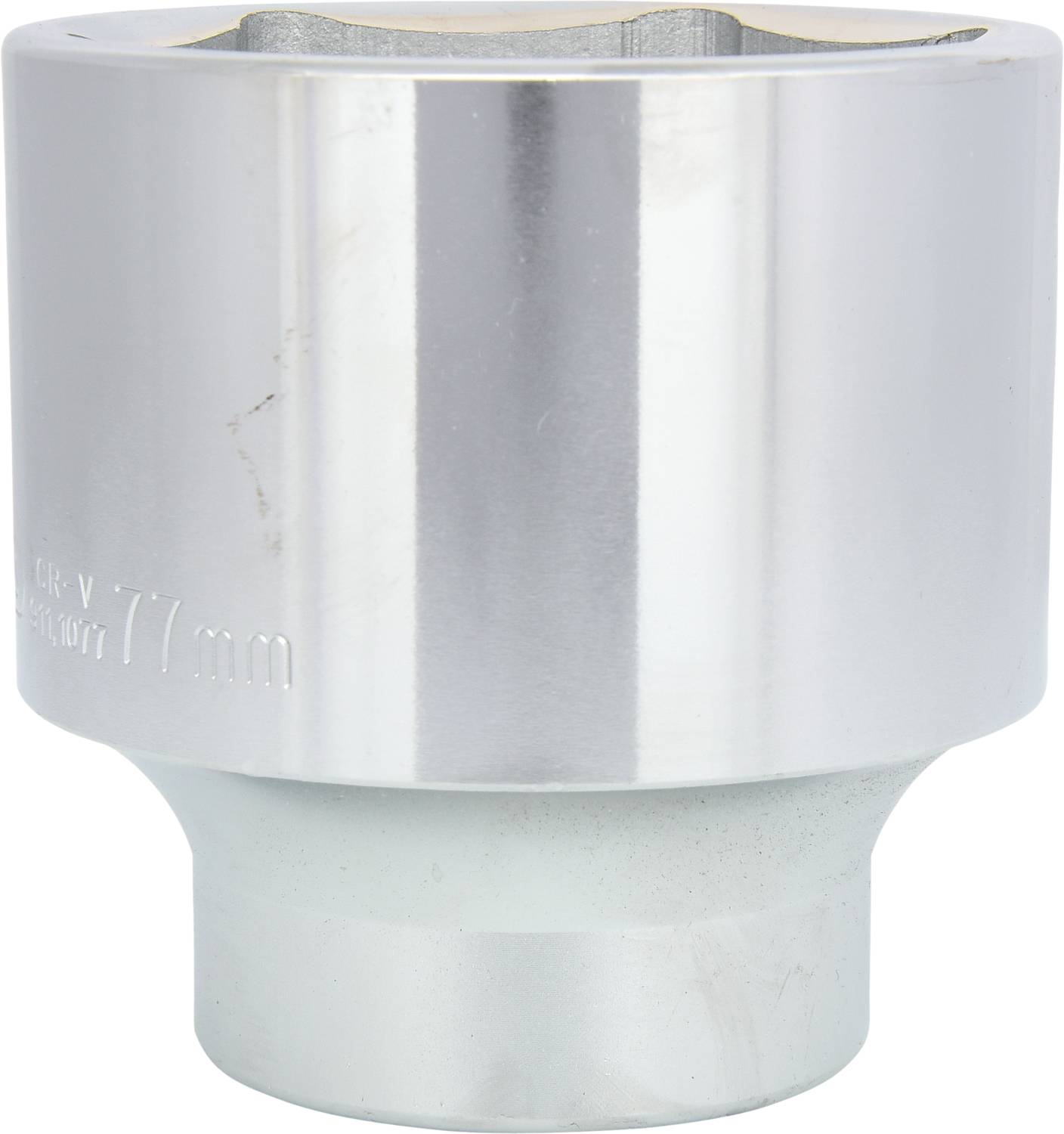 Eine silberne Stecknuss mit der Aufschrift '77 mm'. Glatte, zylindrische Form, hauptsächlich aus Metall.