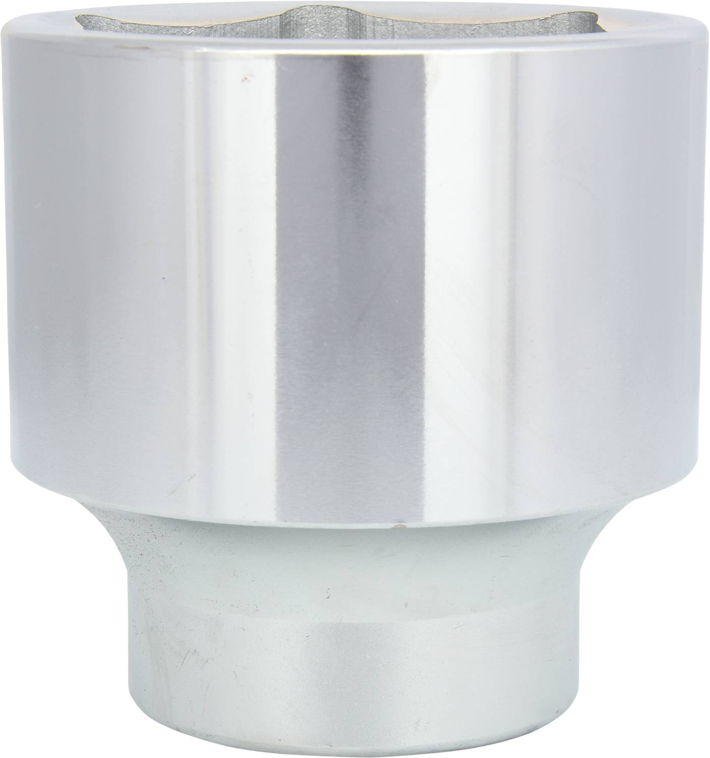 Eine glänzende, zylindrische Metallbuchse mit sechsseitiger Vertiefung, wahrscheinlich ein Schraubenschlüssel-Aufsatz.