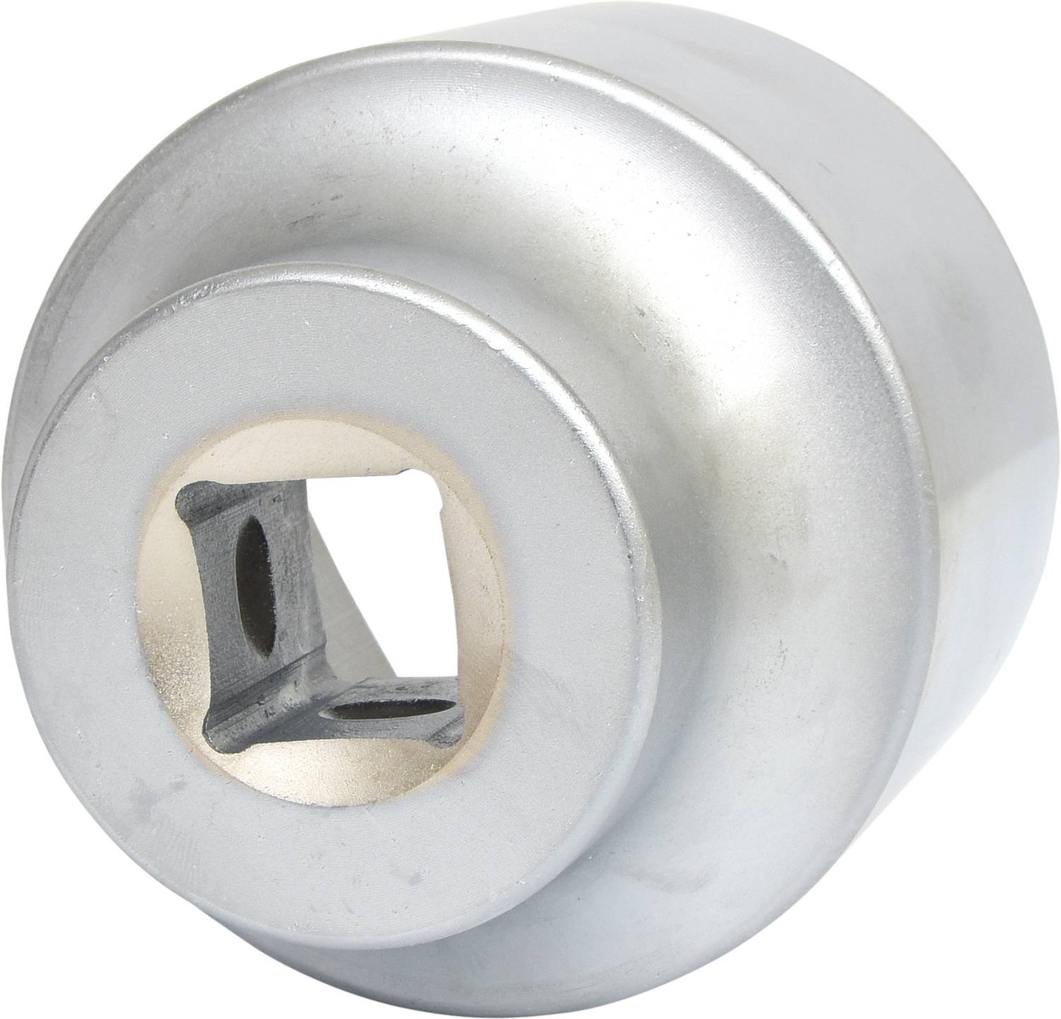 Silbernes, rundes Metallteil mit quadratischer Öffnung in der Mitte, möglicherweise ein Teil eines größeren Mechanismus oder Geräts.