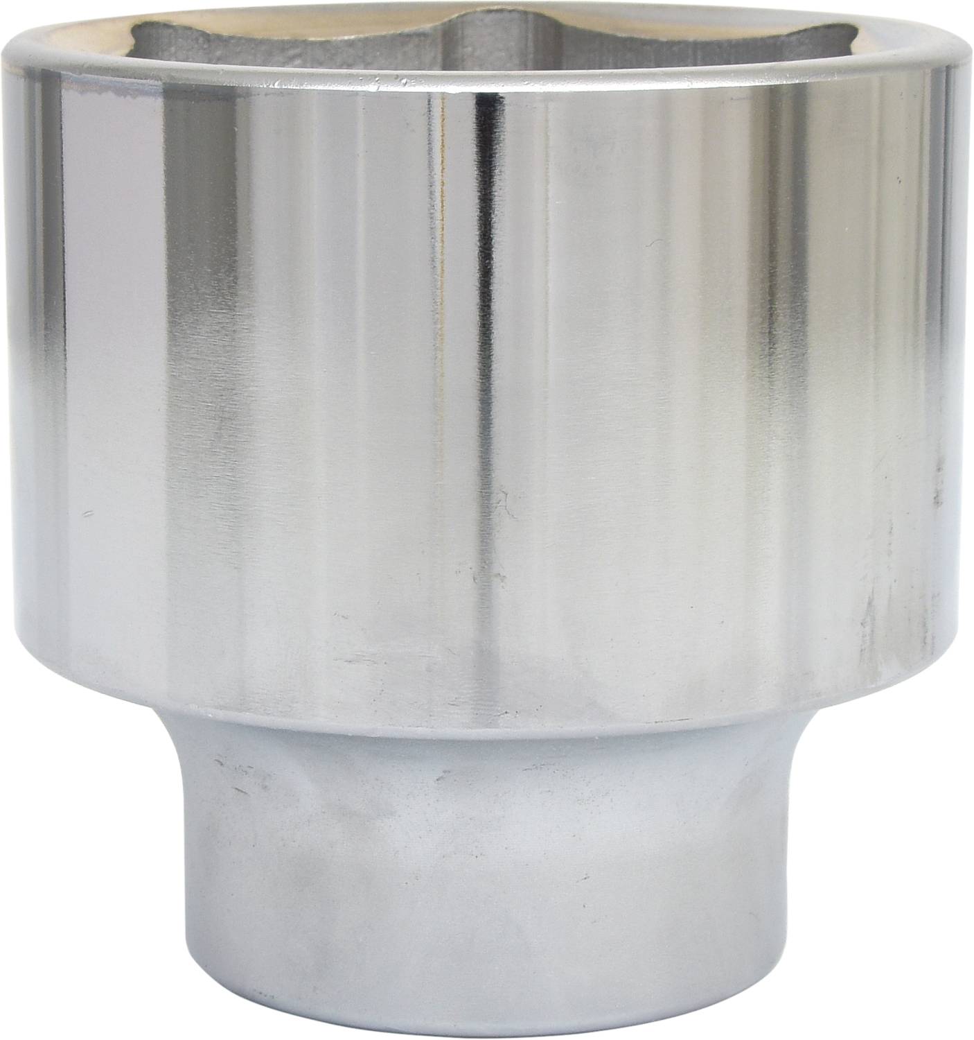 Ein silberner Steckschlüssel, zylindrisch, mit einer sechskantigen Öffnung oben und einer glatten Oberfläche.