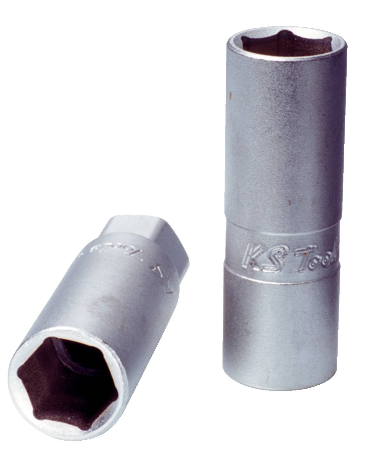 Zwei Steckschlüssel aus Metall, einer aufrecht, der andere liegend. Beide haben eine sechskantige Öffnung und geprägtes Logo.