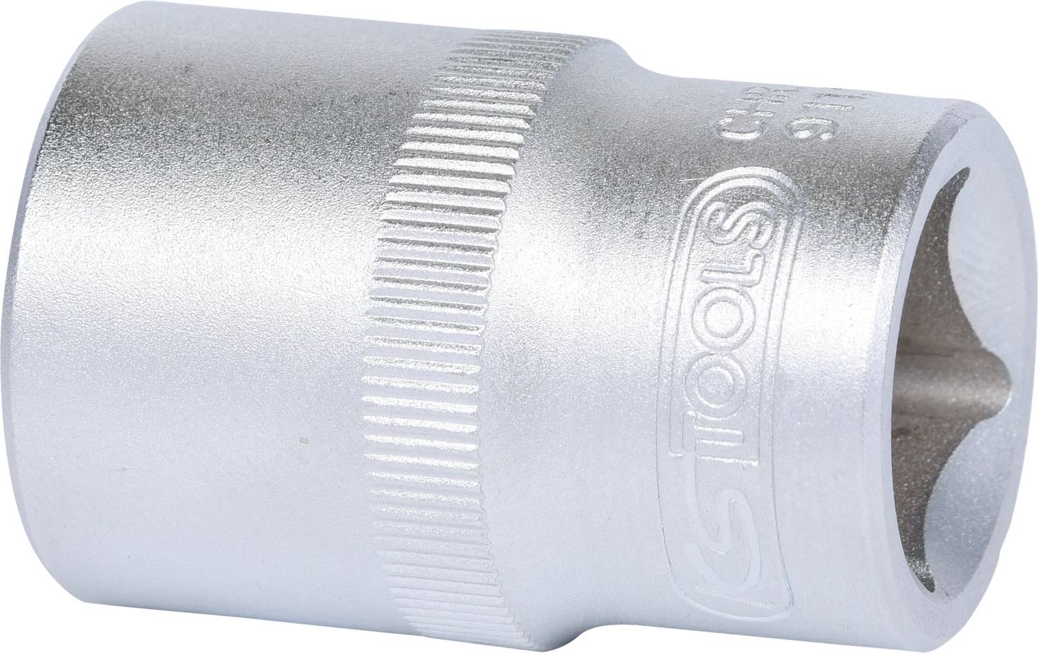 Eine silberne Steckschlüssel-Buchse aus Metall zeigt zylindrische Form mit gerändeltem Griff. Geprägt mit Herstellerlogo.