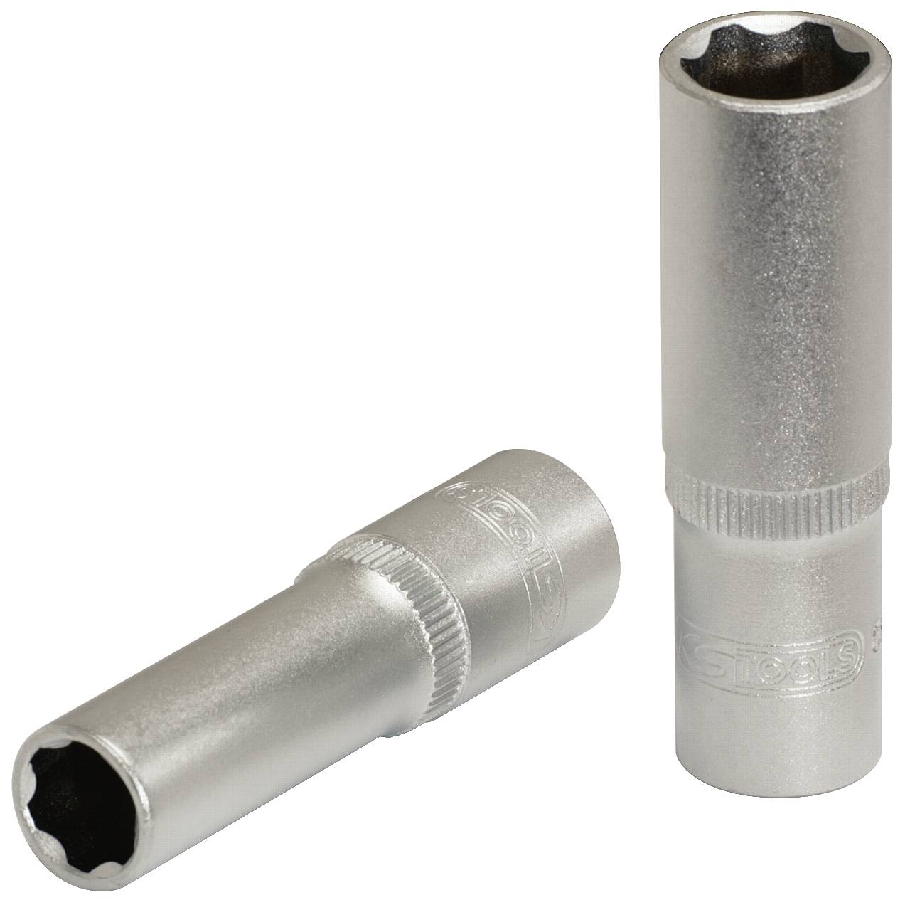 Zwei silberne Steckschlüsselaufsätze, einer liegend und einer stehend, zeigen Metalloberfläche und sechskantige Innenstruktur.