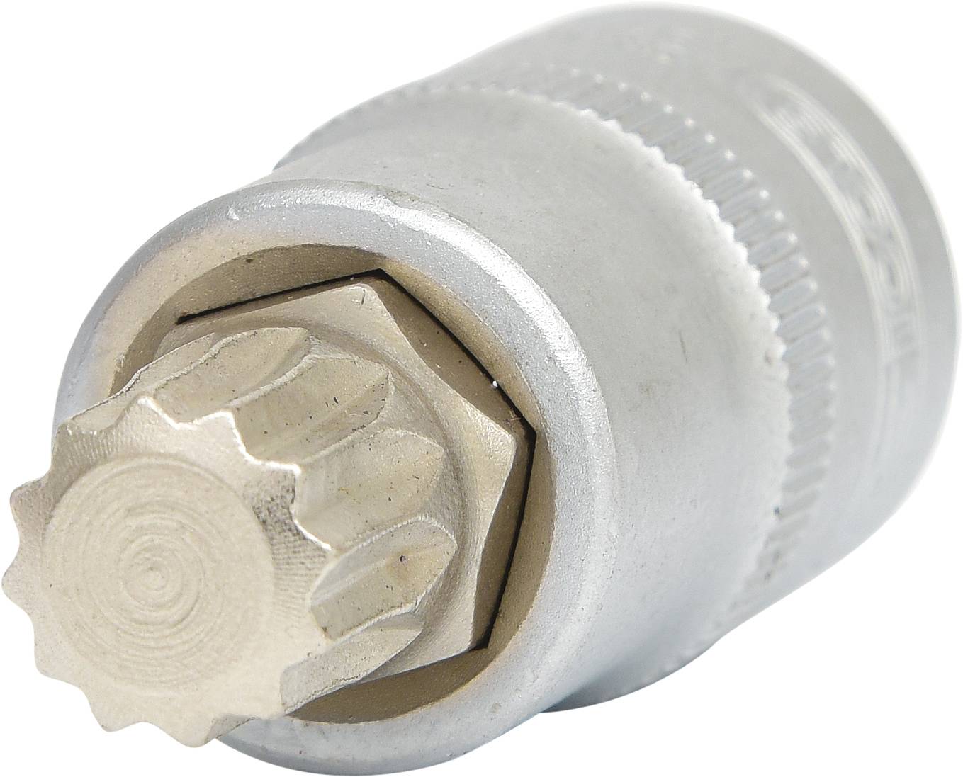 Ein silberner Steckschlüsselaufsatz mit gezahnter Öffnung, typisch für Arbeiten an speziellen Schraubverbindungen.