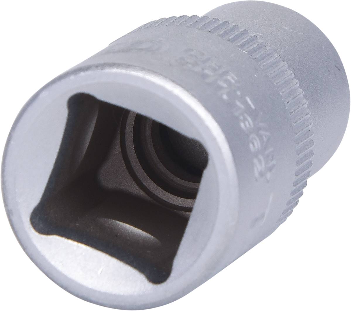 Metallische Stecknuss mit Vierkantform, verwendet zum Befestigen oder Lösen von Schrauben und Muttern.