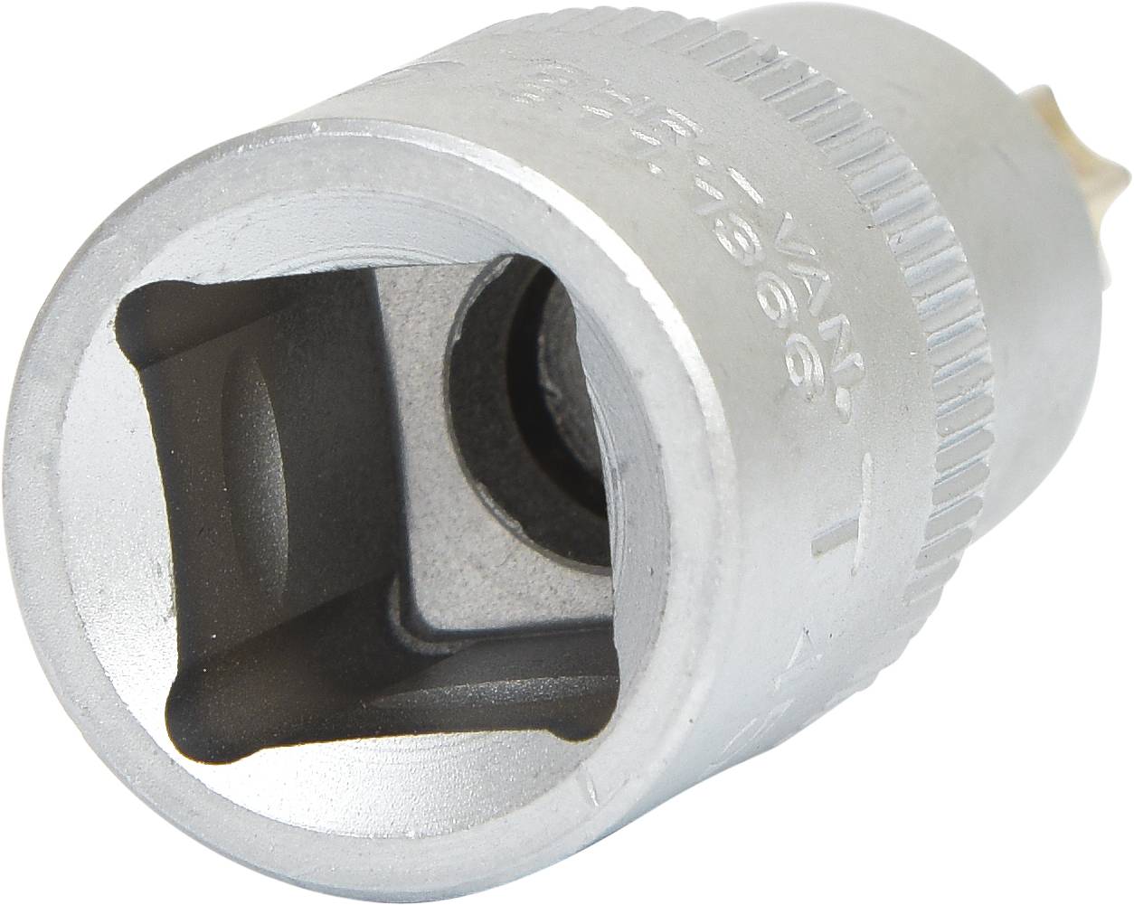 Ein silberner Steckschlüsseleinsatz für Schrauben, zylinderförmig mit quadratischer Öffnung, geeignet für Werkzeuge und Reparaturen.