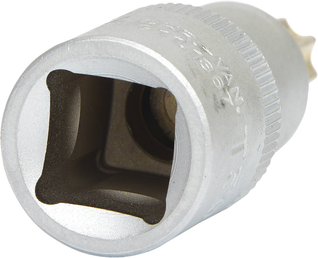 Nahaufnahme eines silbernen Schraubenschlüsselaufsatzes mit quadratischer Öffnung, zur Verwendung mit einem Ratschenwerkzeug.