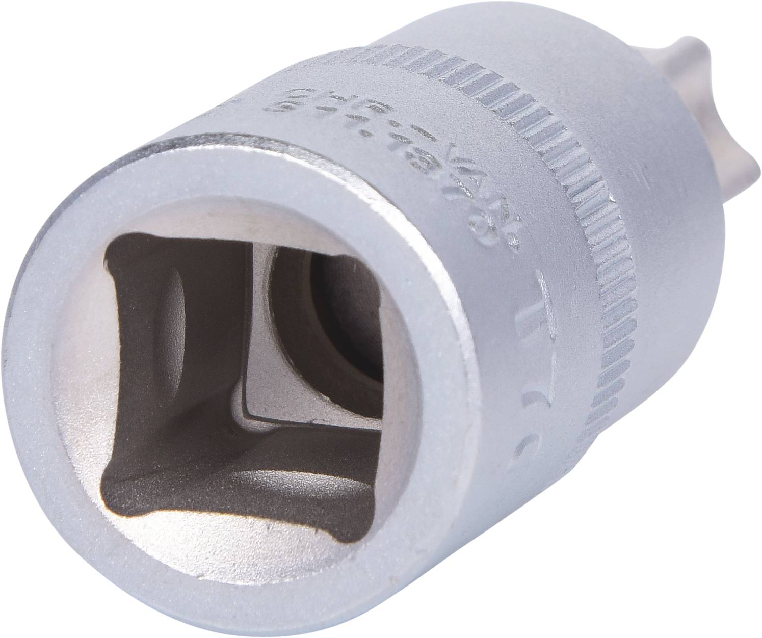 Stecknuss aus Metall, zylindrische Form mit quadratischer Öffnung, genutzt zum Verbinden mit Ratschen oder passenden Werkzeugaufsätzen.