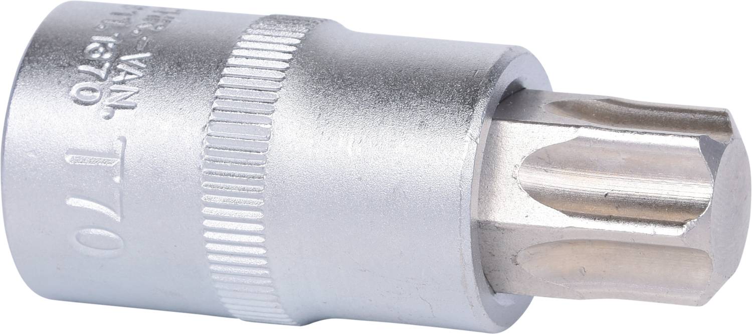 Silberne Torx-Bit-Stecknuss in Nahaufnahme, graviert mit 'T70', zeigt deutliche Zähne, die zur Befestigung von Schrauben verwendet wird.