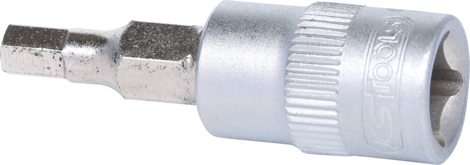 Ein silberner Steckschlüsselaufsatz mit einem Sechskantende; verwendet für Schraubarbeiten.
