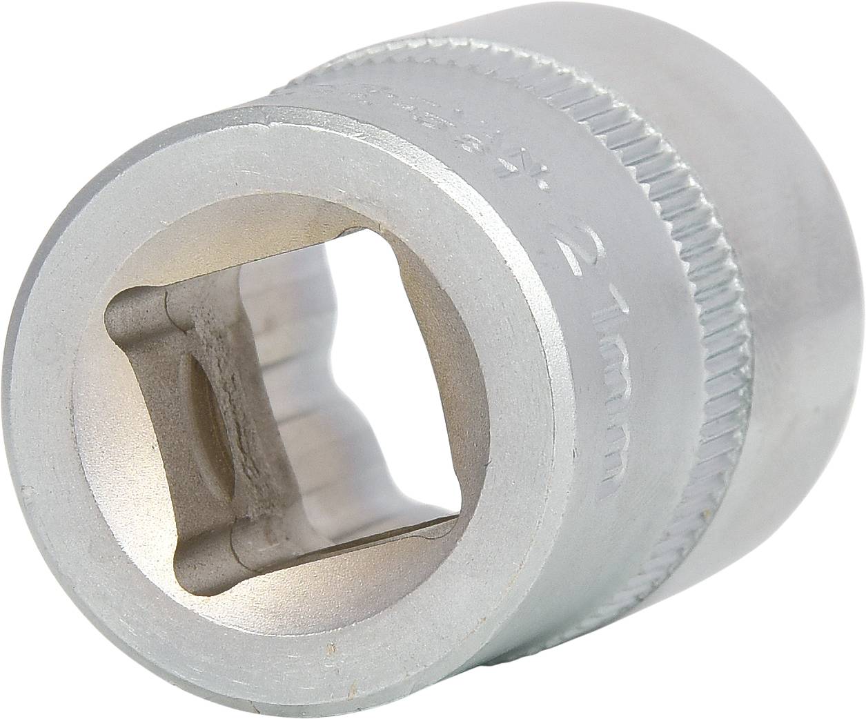 Ein silberner Schraubenschlüssel-Aufsatz mit 21mm Gravur, aus Metall gefertigt, liegt auf einem hellen Hintergrund.