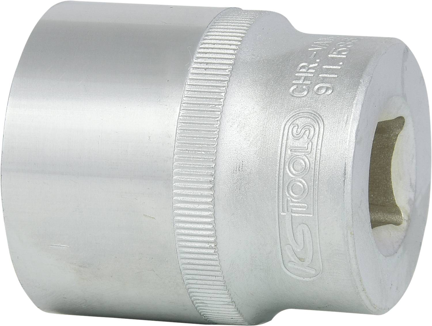 Ein silberner Steckschlüssel mit geprägtem Logo und Modellnummer. Geeignet zur Verwendung mit einem passenden Schraubenschlüssel.