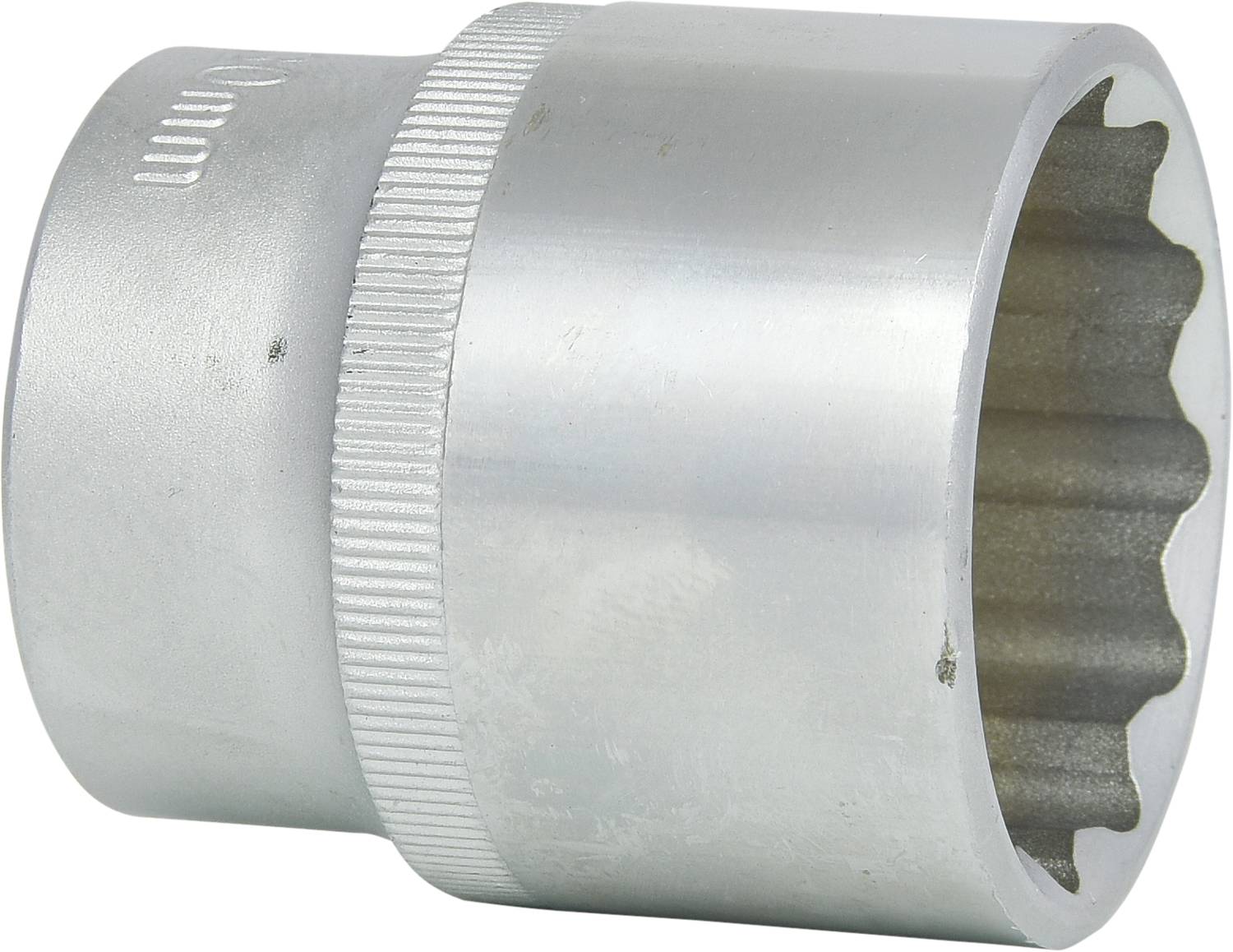 Ein verchromter Steckschlüsseleinsatz mit geriffeltem Griff und Innenverzahnung, geeignet für mechanische Arbeiten.
