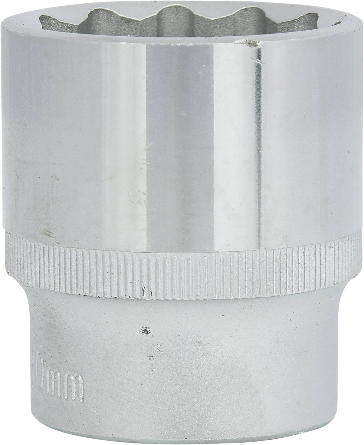 Metall-Stecknuss mit Riffelung am unteren Teil, glänzende Oberfläche, geeignet für Schraubarbeiten.