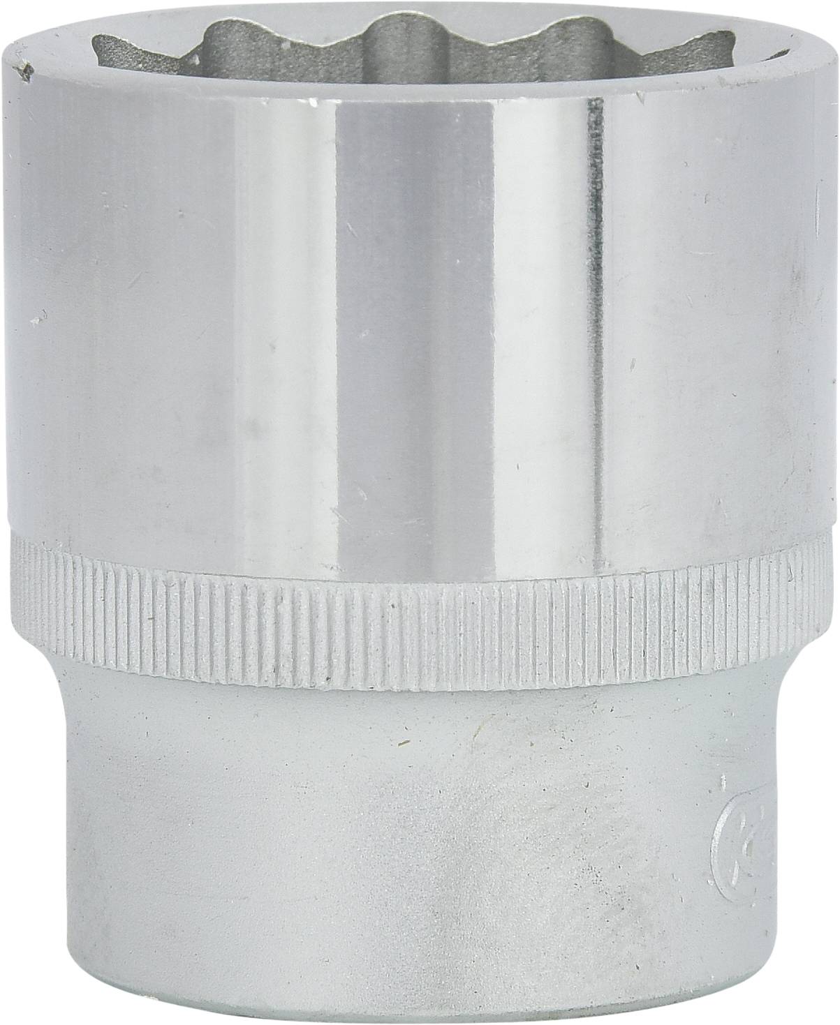 Eine silberne Sechskant-Stecknuss aus Metall, vertikale Oberfläche, obere Rand mit Zickzack-Muster, untere Hälfte geriffelt.