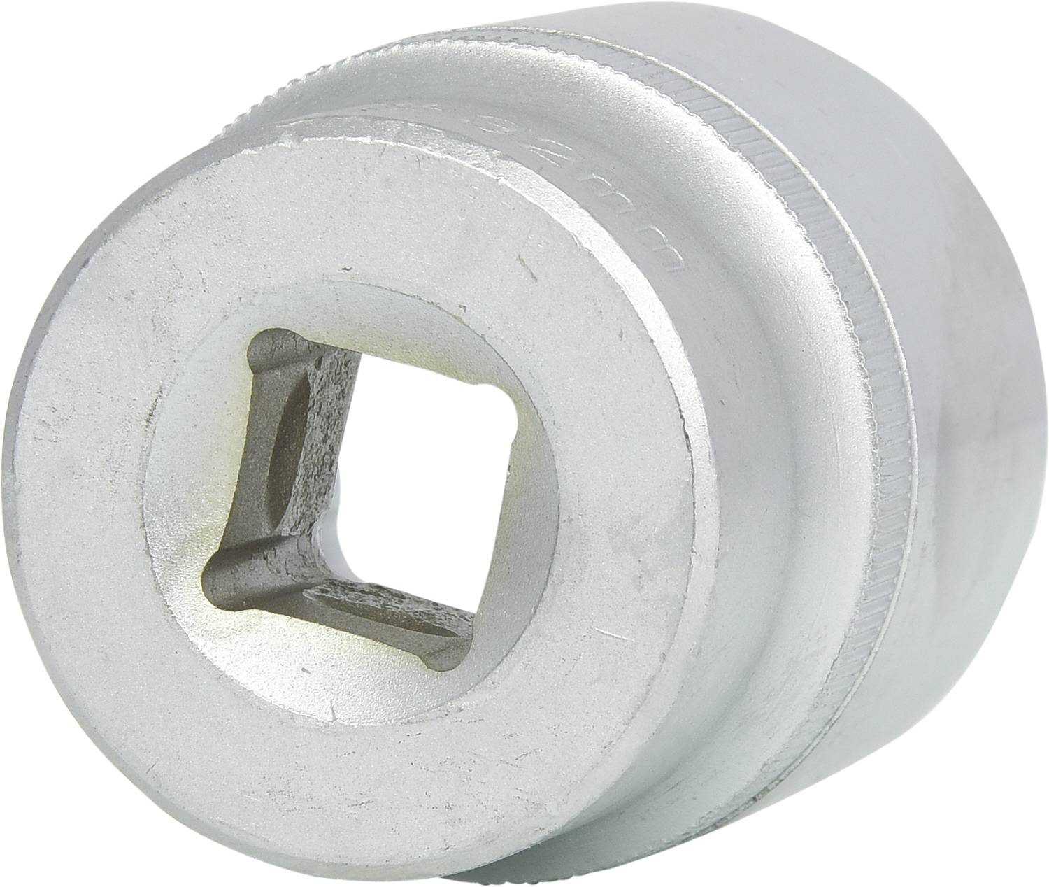 Ein silberner Steckschlüsselaufsatz, zylindrisch mit quadratischer Aufnahmeöffnung, liegt auf hellem Hintergrund.