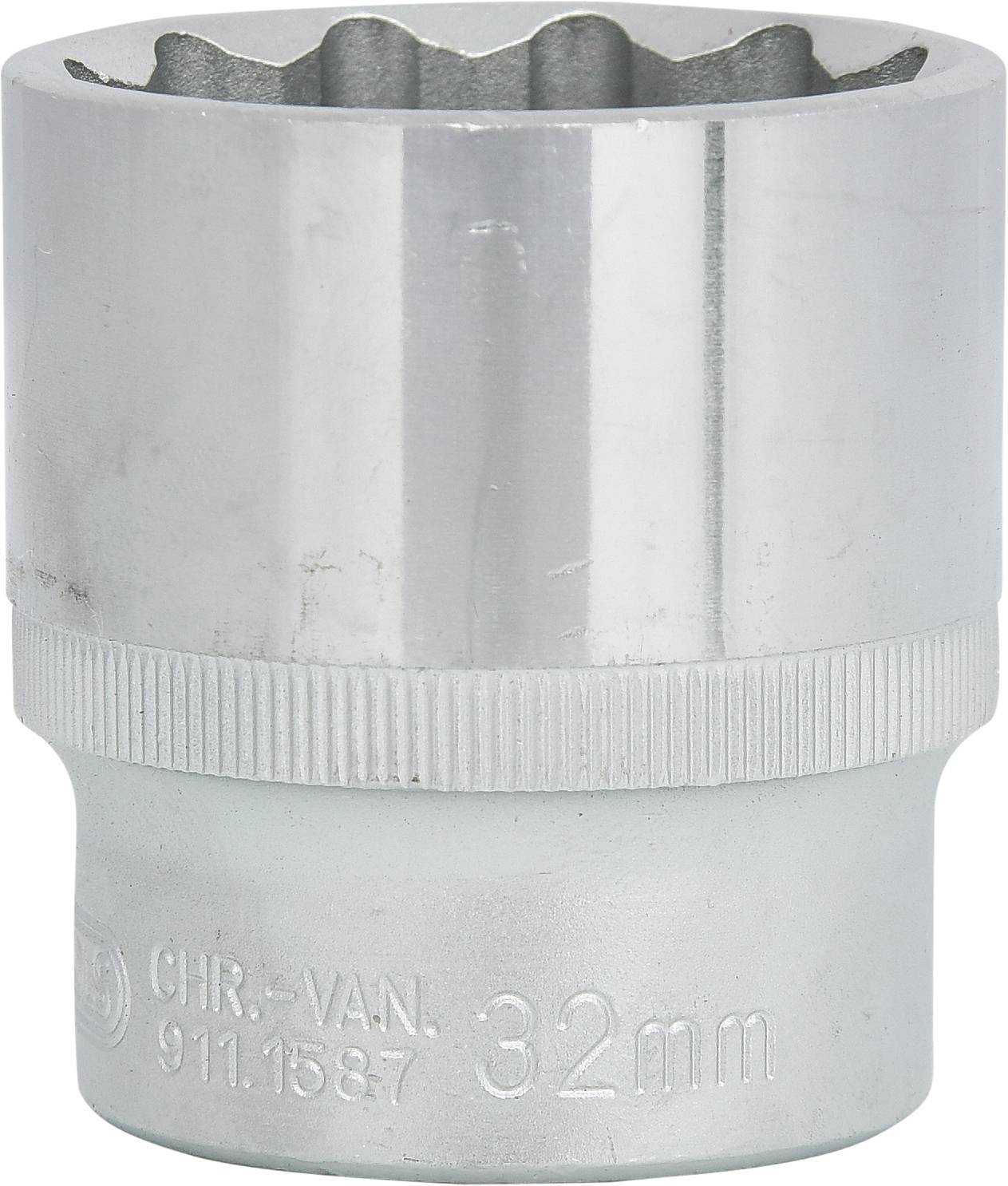 Eine silberne Stecknuss mit der Aufschrift '32 mm' und 'CHR-VAN 911.1587', zeigt das Werkzeug zur Verwendung mit Schraubenschlüsseln.
