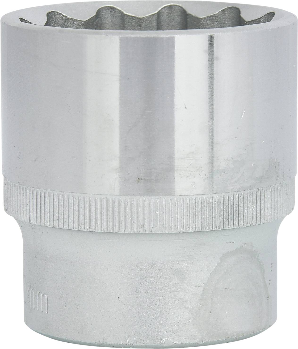 Metallische Stecknuss, zylindrische Form, mit Riffelung am unteren Rand für besseren Halt.