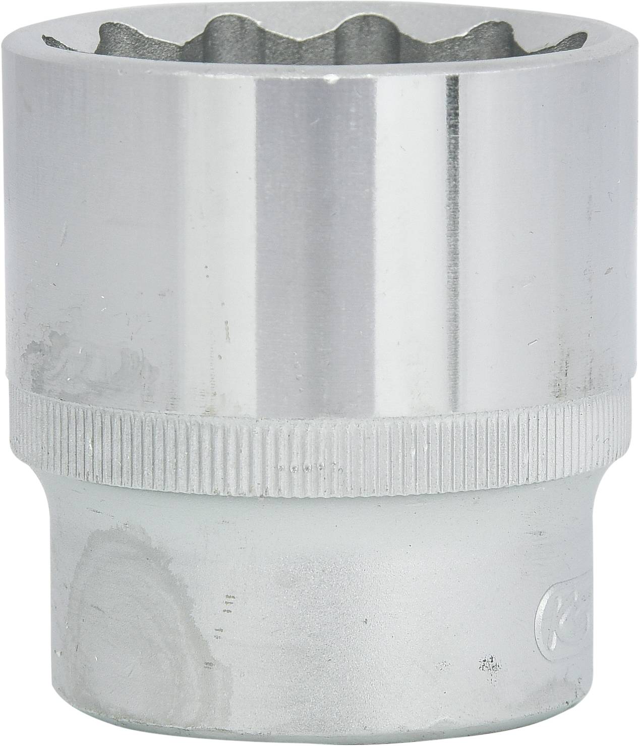 Eine glänzende, silberne Stecknuss mit geriffelter Oberfläche. Sie dient zum Festziehen oder Lösen von Schrauben und Muttern.