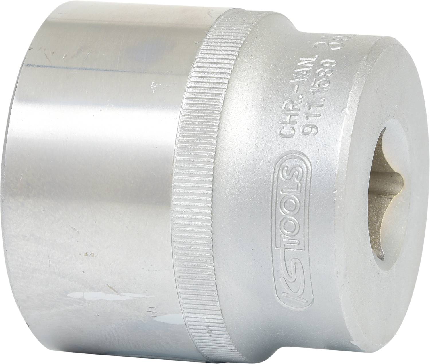 Ein silberner Werkzeugaufsatz aus Metall, zylindrisch geformt, mit eingravierter Beschriftung an der Seite.