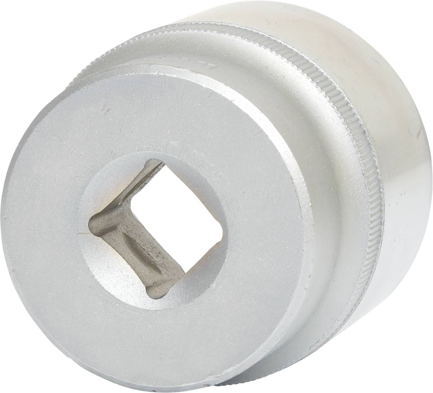 Eine silberne Stecknuss mit quadratischer Öffnung, verwendet für Werkzeuge zur Befestigung.