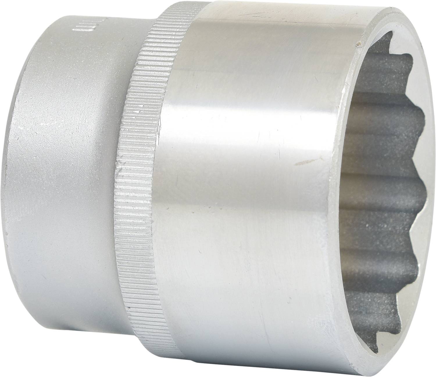 Eine silberne Stecknuss mit geriffelten Kanten für verbesserten Halt, geeignet für die Arbeit mit Schrauben und Muttern.