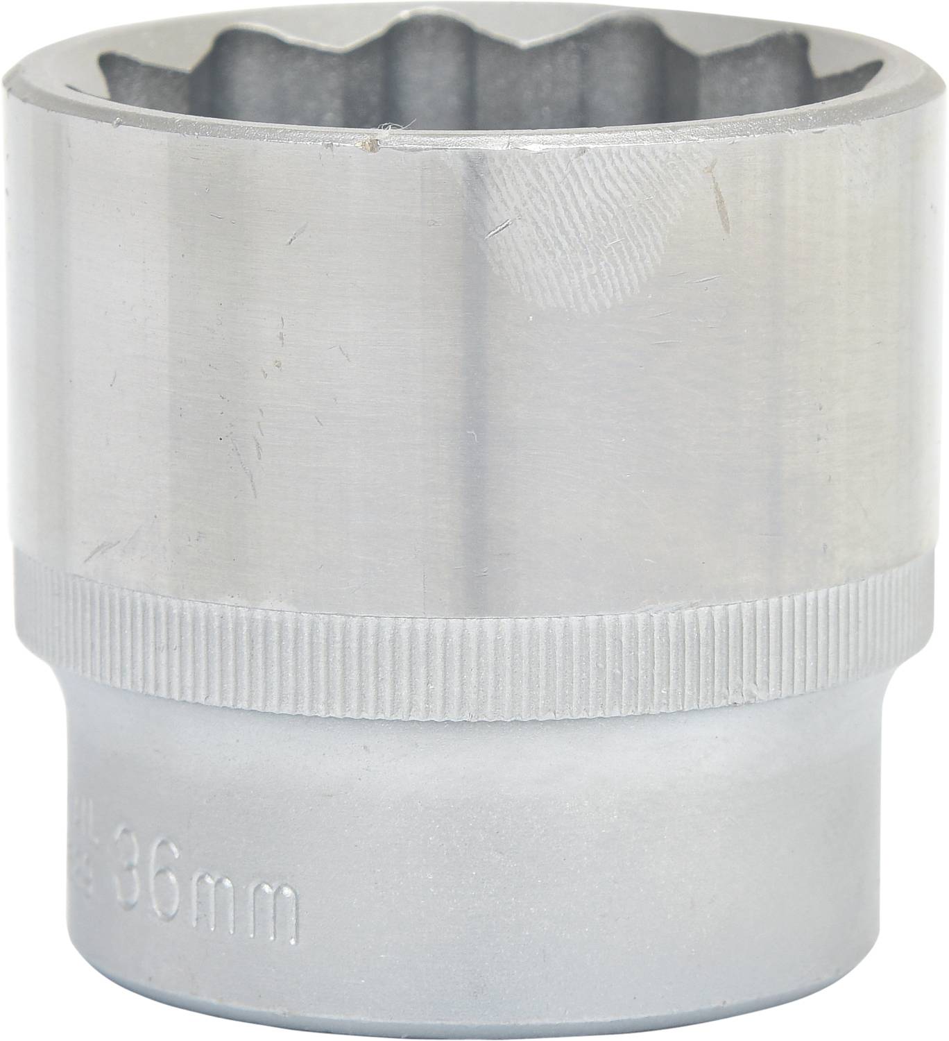 Metallische Stecknuss in zylindrischer Form, mit Riffelmuster und der Markierung '36 mm' auf der unteren Hälfte.