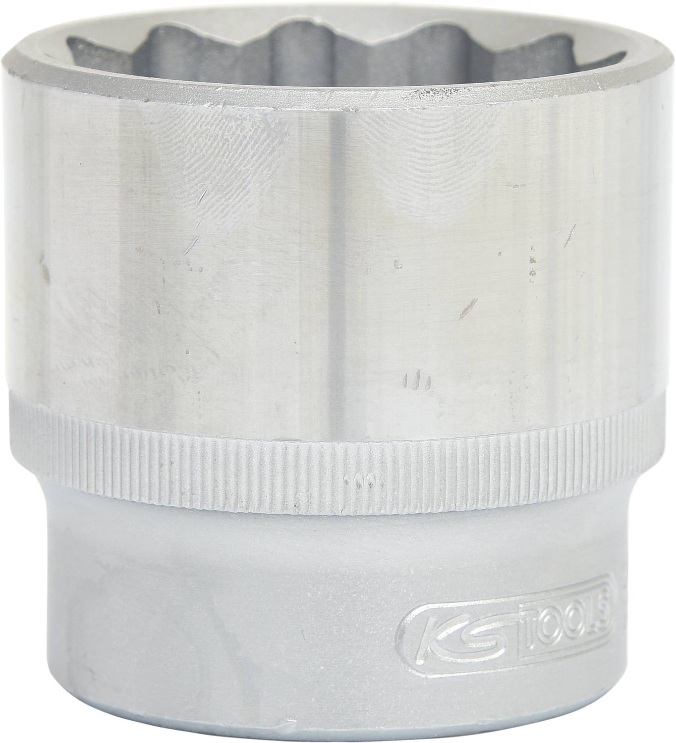 Eine silberne Stecknuss mit geriffeltem Rand und einem Innenprofil für Schrauben, von der Marke KS Tools.