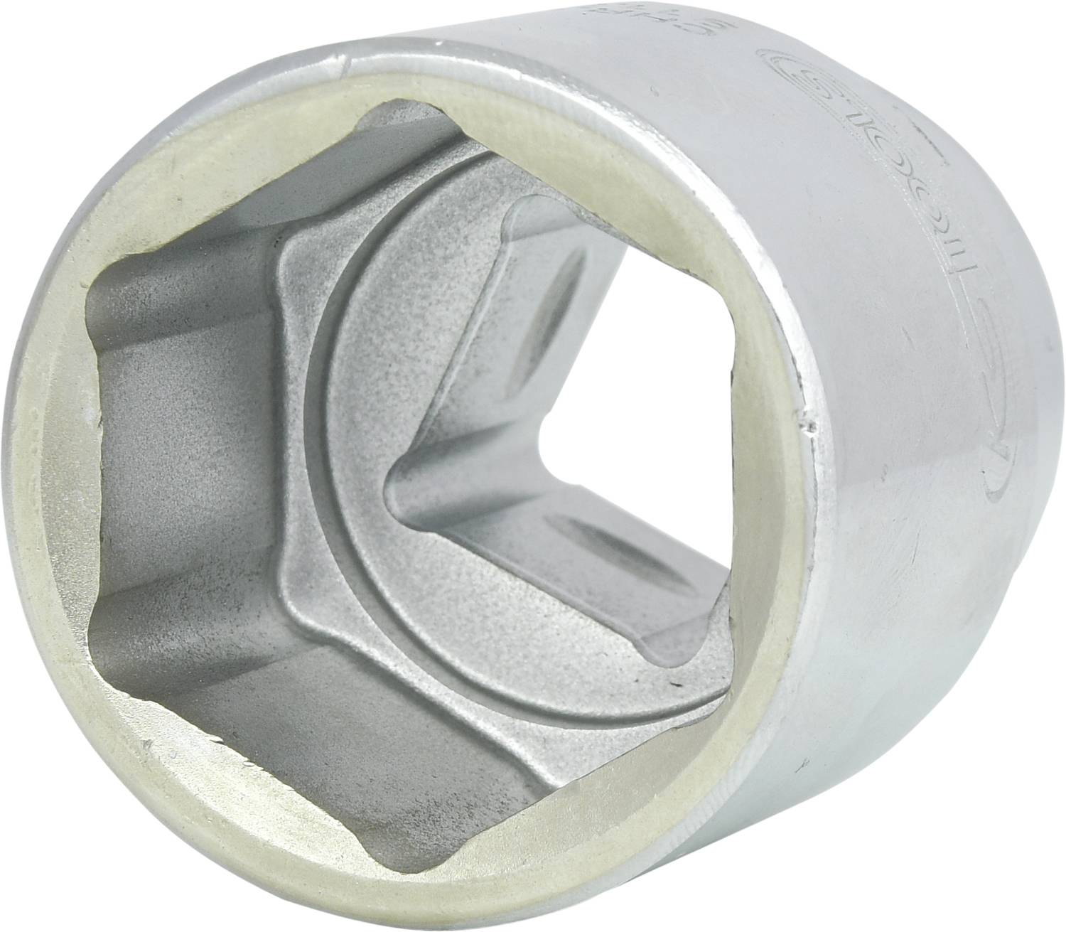 Ein silberner Steckschlüsseleinsatz mit sechskantiger Öffnung zur Befestigung auf Schraubenmuttern. Hauptsächlich für Werkzeuge verwendet.