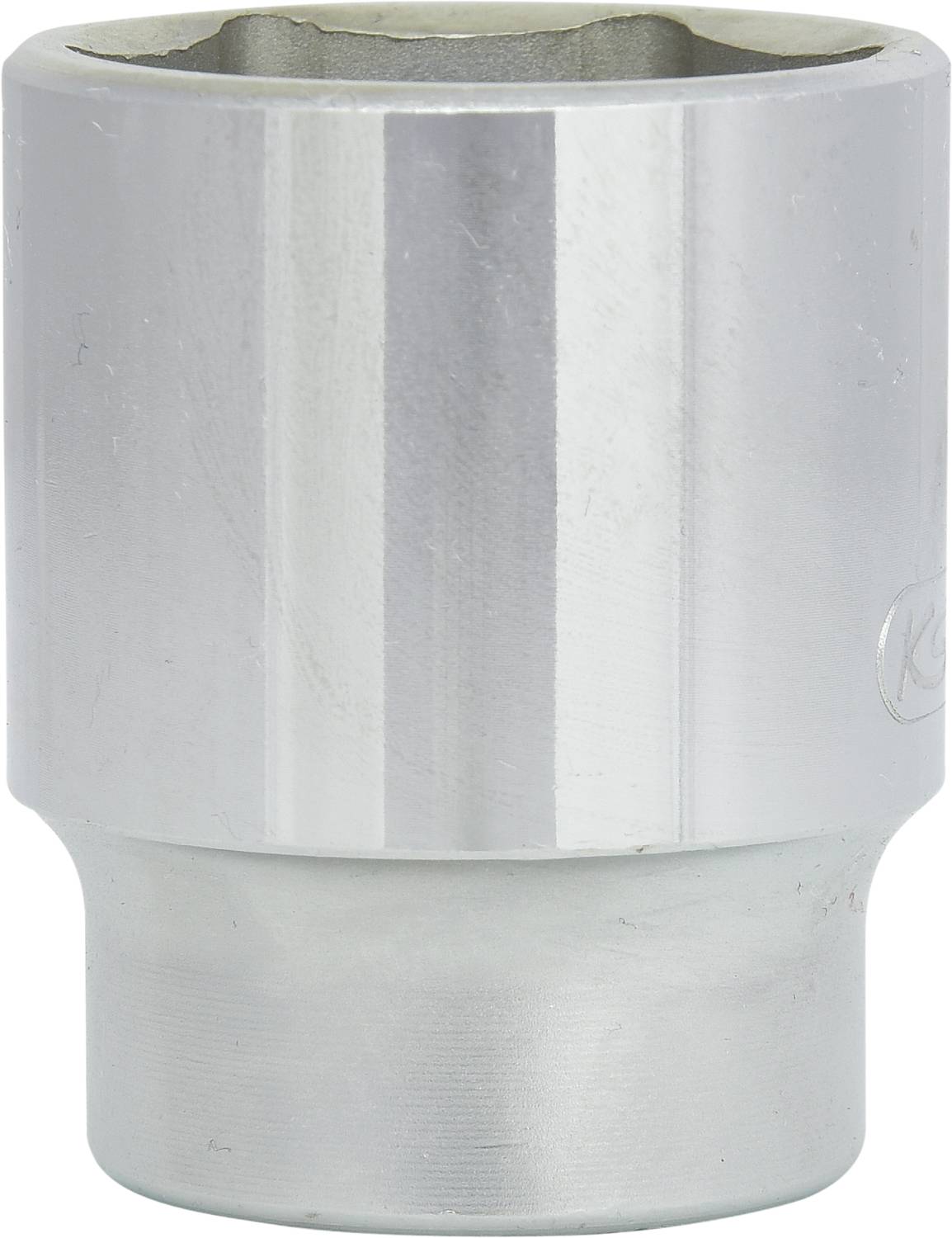 Eine silberne Stecknuss aus Metall für Schraubenschlüssel, zylindrisch geformt, vor einem neutralen Hintergrund.