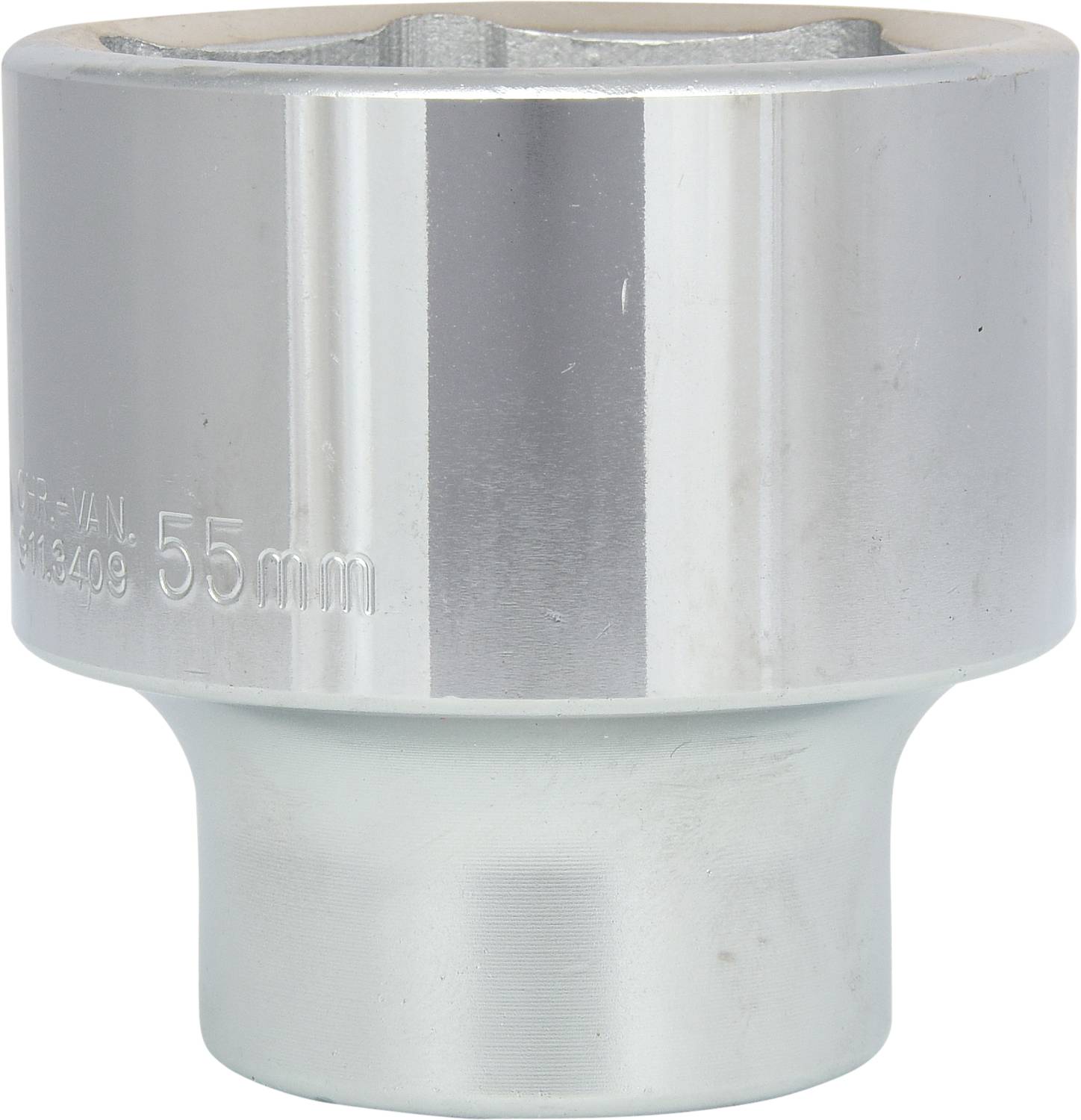 Metallischer Steckschlüsseleinsatz mit einem Durchmesser von 55 mm, glänzende Oberfläche. Verwendet für mechanische Arbeiten.