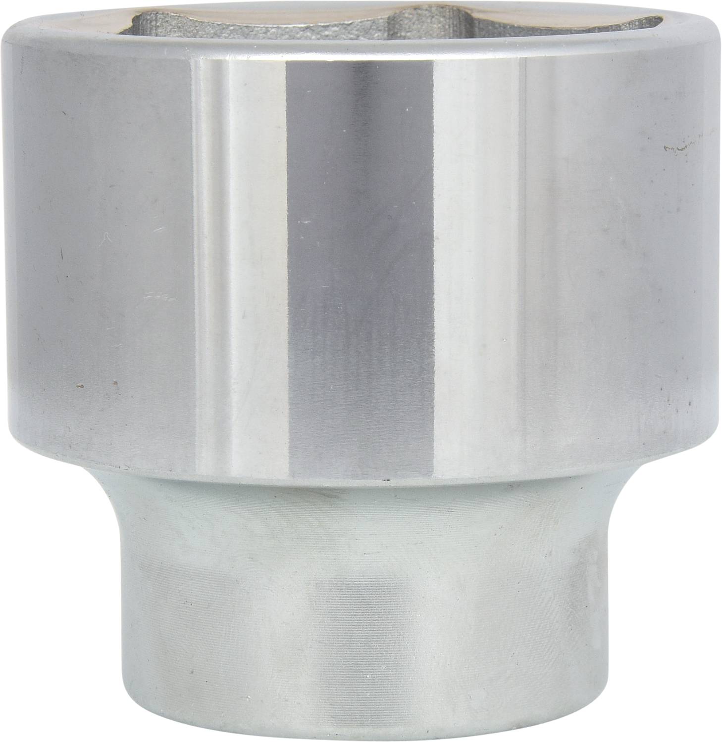 Ein silberner Steckschlüsseleinsatz mit sechskantigem Profil für den Einsatz mit Schraubendrehern oder Schlagschraubern.