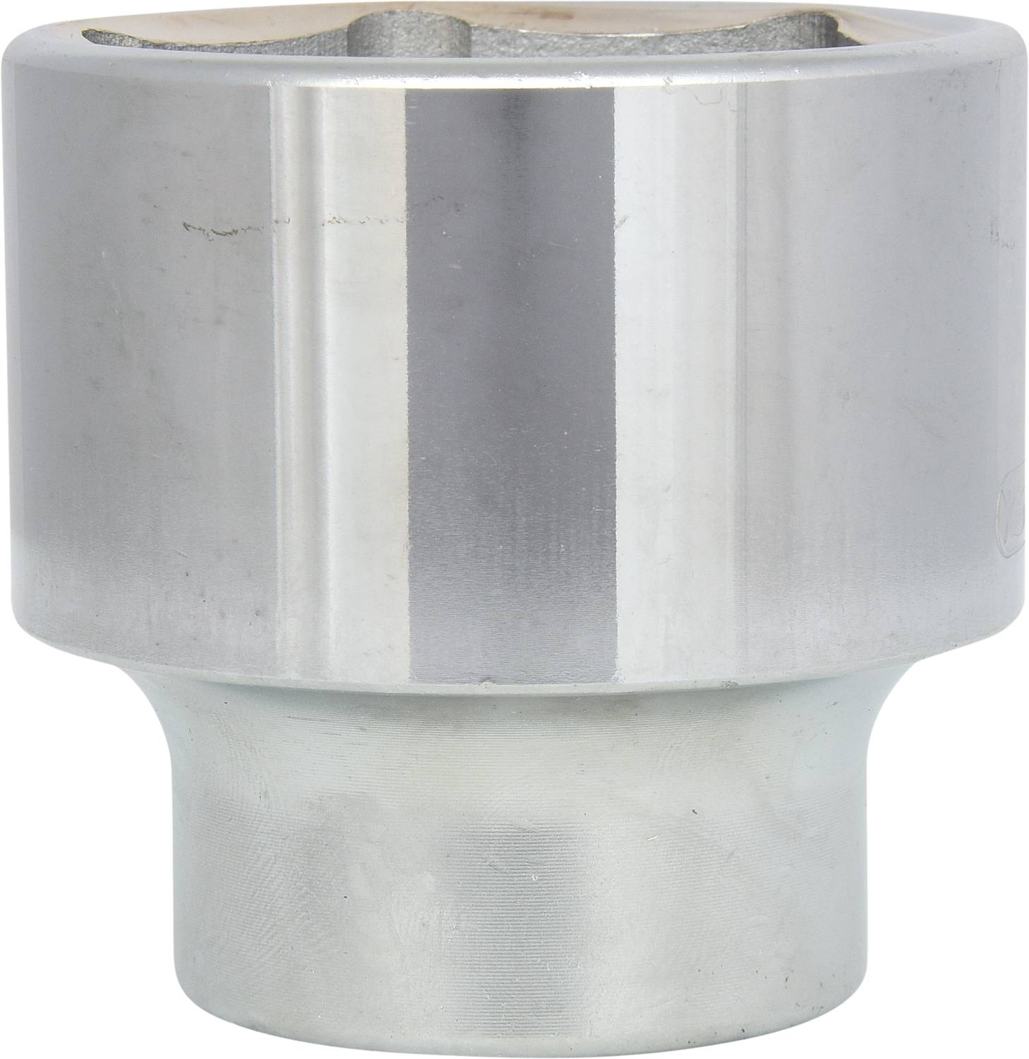 Metallisch glänzende Sechskant-Stecknuss, zylindrische Form, hauptsächlich für mechanische Arbeiten oder Reparaturen verwendet.