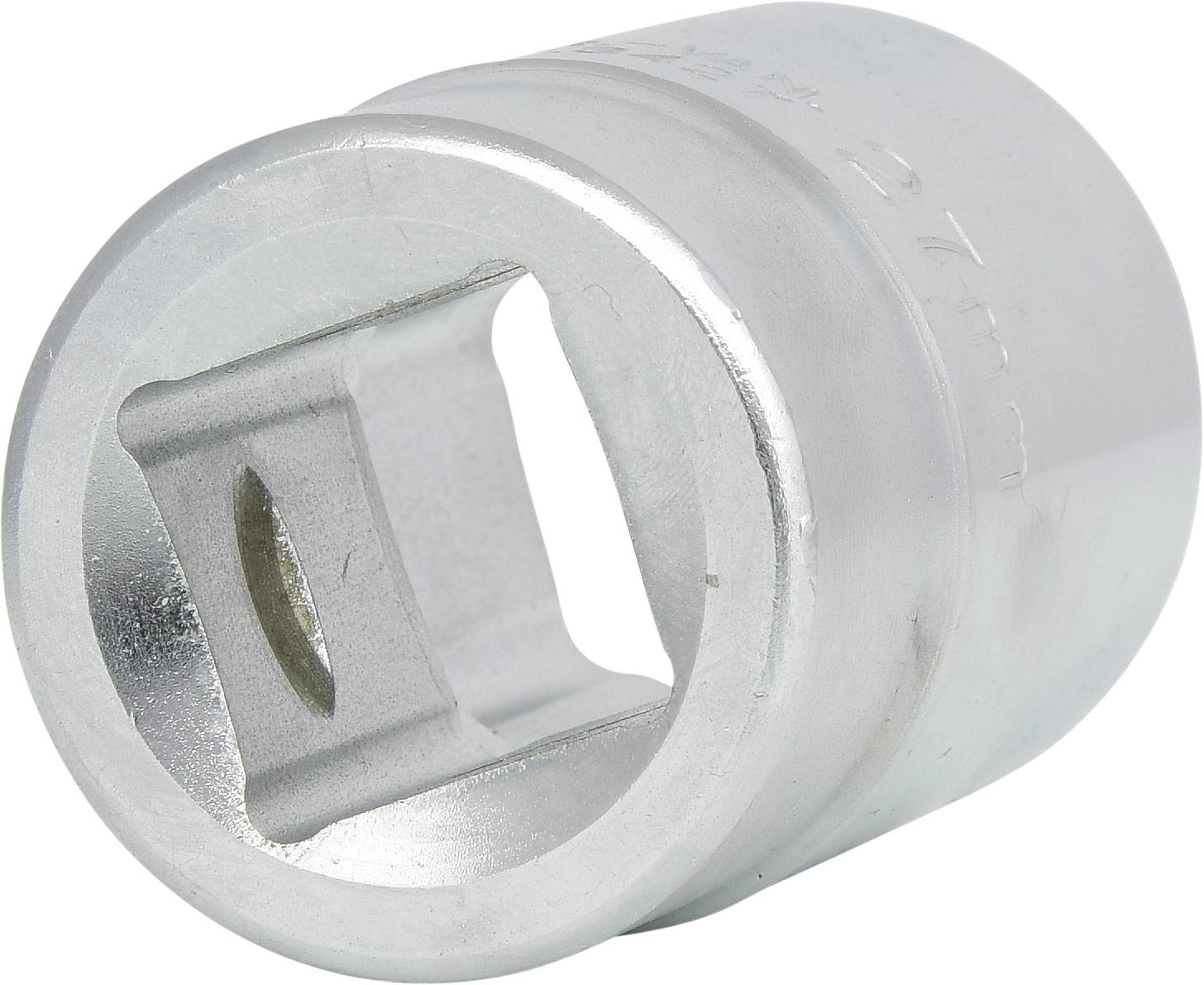 Ein silberner Steckschlüsselaufsatz aus Metall, zylinderförmig mit einem quadratischen Adapterloch an einem Ende.