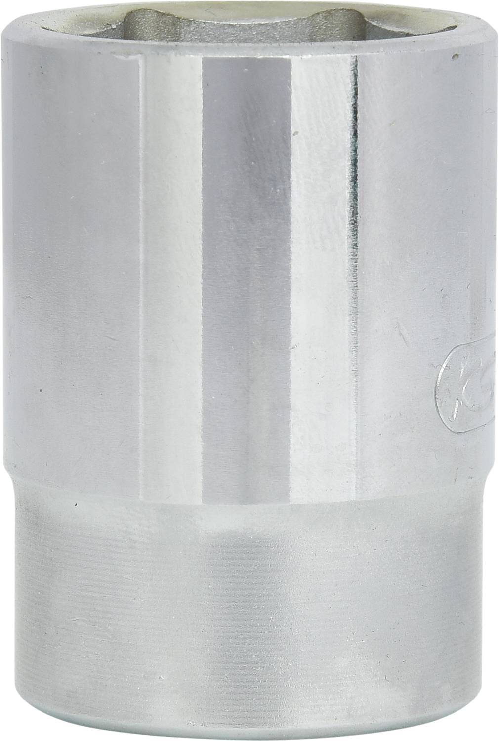 Ein silberner Steckschlüsseleinsatz, zylindrisch und metallisch, vor einem neutralen Hintergrund. Werkzeug zur Befestigung von Schrauben.
