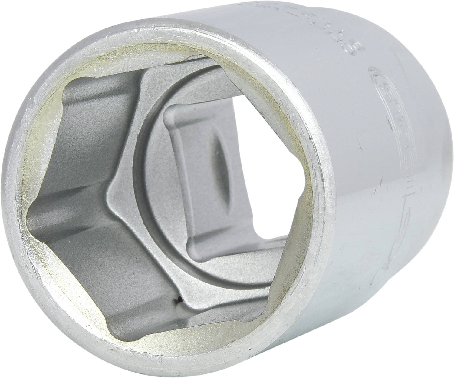 Eine sechskantige Stecknuss aus Metall, oft zum Anziehen oder Lösen von Schrauben mit einem Schraubenschlüssel verwendet.