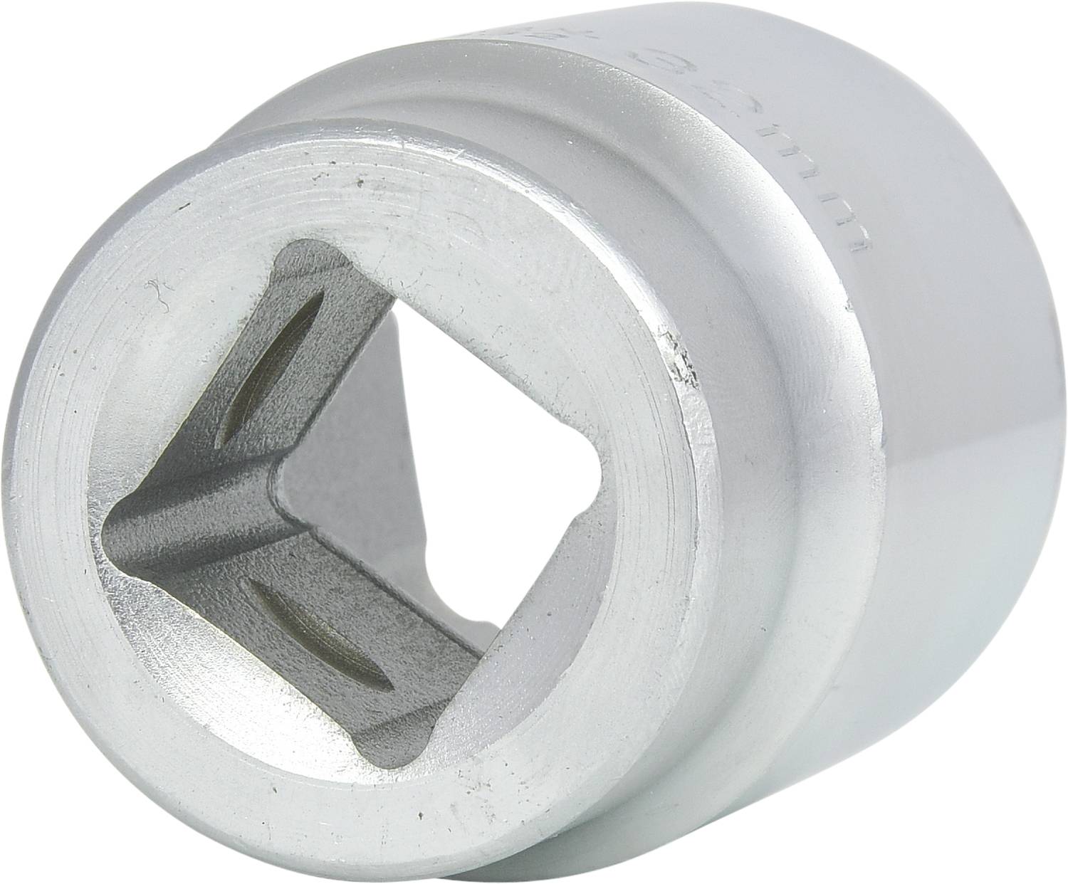 Metallschraubenkopf mit quadratischem Innenvierkant und abgerundeten Außenkanten, hauptsächlich silbern.