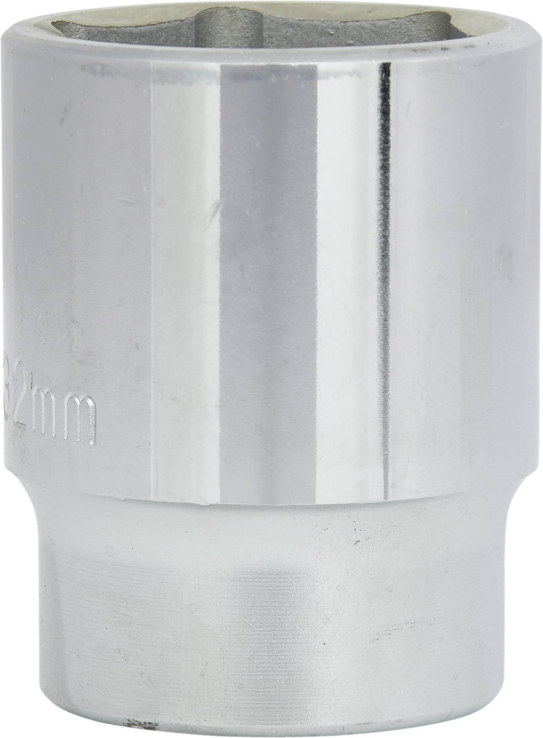 Eine silberne Stecknuss, 32 mm, aus Metall, wahrscheinlich als Werkzeugteil verwendet.