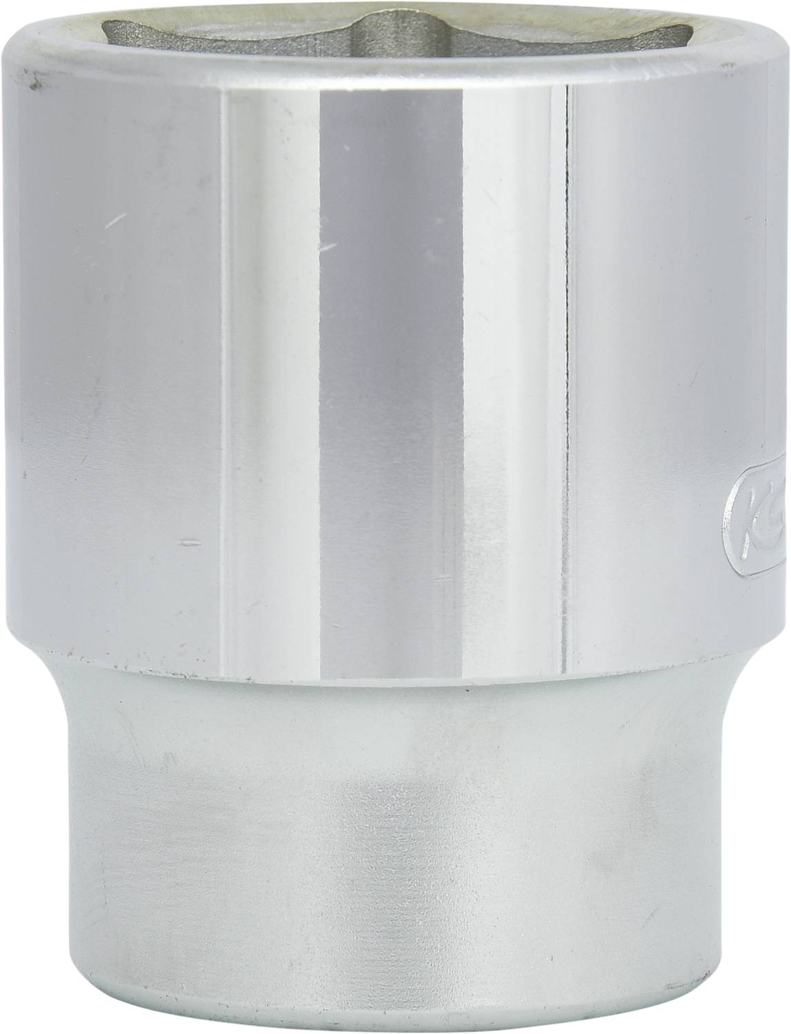 Ein silberner Steckschlüsselaufsatz, zylindrisch und glänzend, mit einer Sechskantöffnung an der Oberseite, zur Verwendung mit Ratschen geeignet.