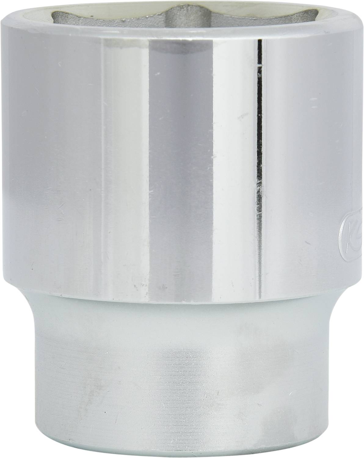 Ein silberner Steckschlüsseleinsatz mit glänzender Oberfläche. Verwendungszweck: Schrauben oder Muttern mit einem passenden Schraubenschlüssel drehen.