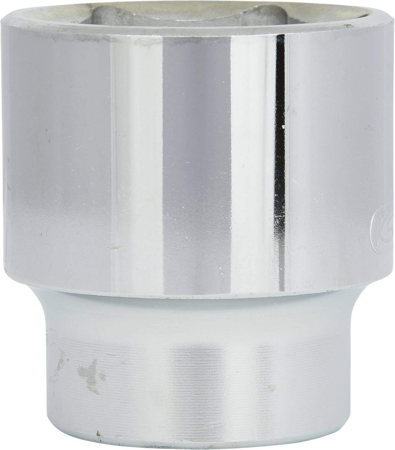 Metallische Stecknuss mit polierter, silberner Oberfläche, zylindrisch geformt. Verwendet für Schraubarbeiten in der Mechanik.