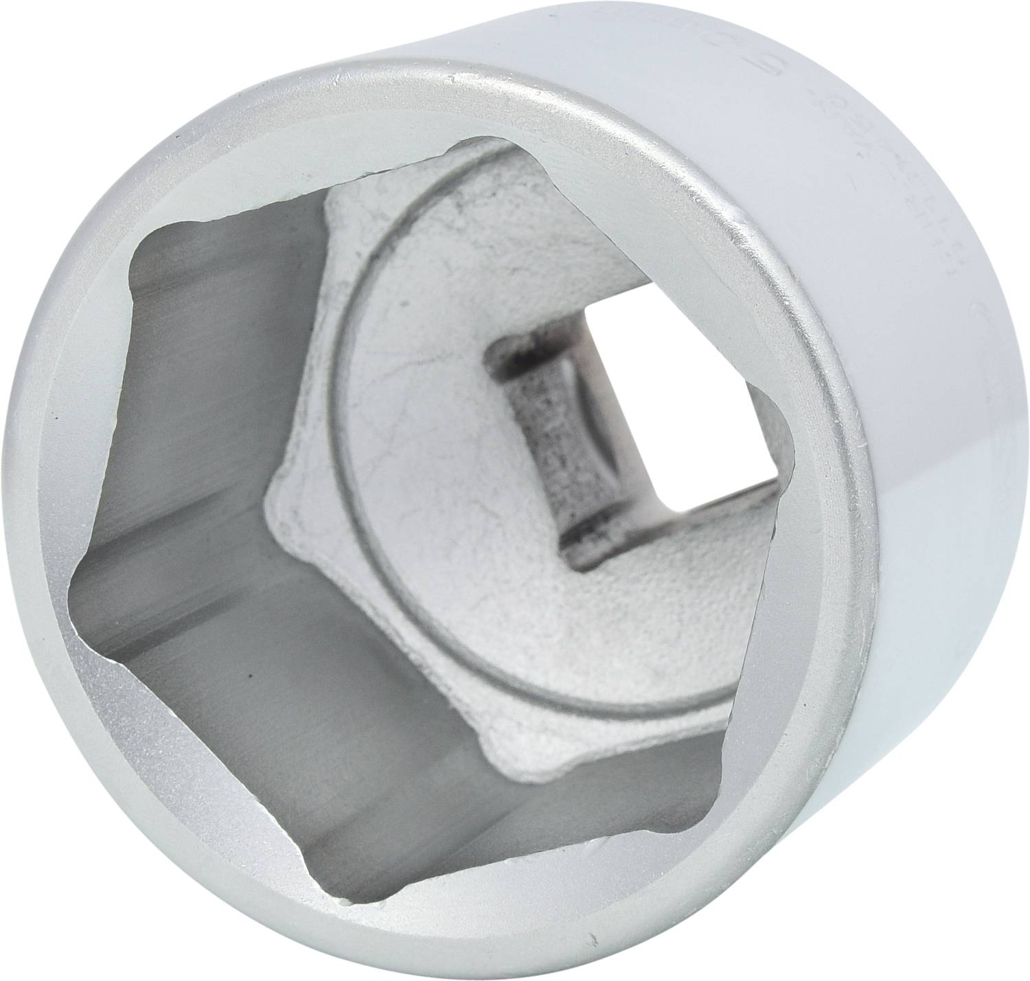 Ein silberner Steckschlüssel mit sechseckiger Öffnung; dient als Werkzeug zum Festziehen oder Lösen von Muttern und Schrauben.