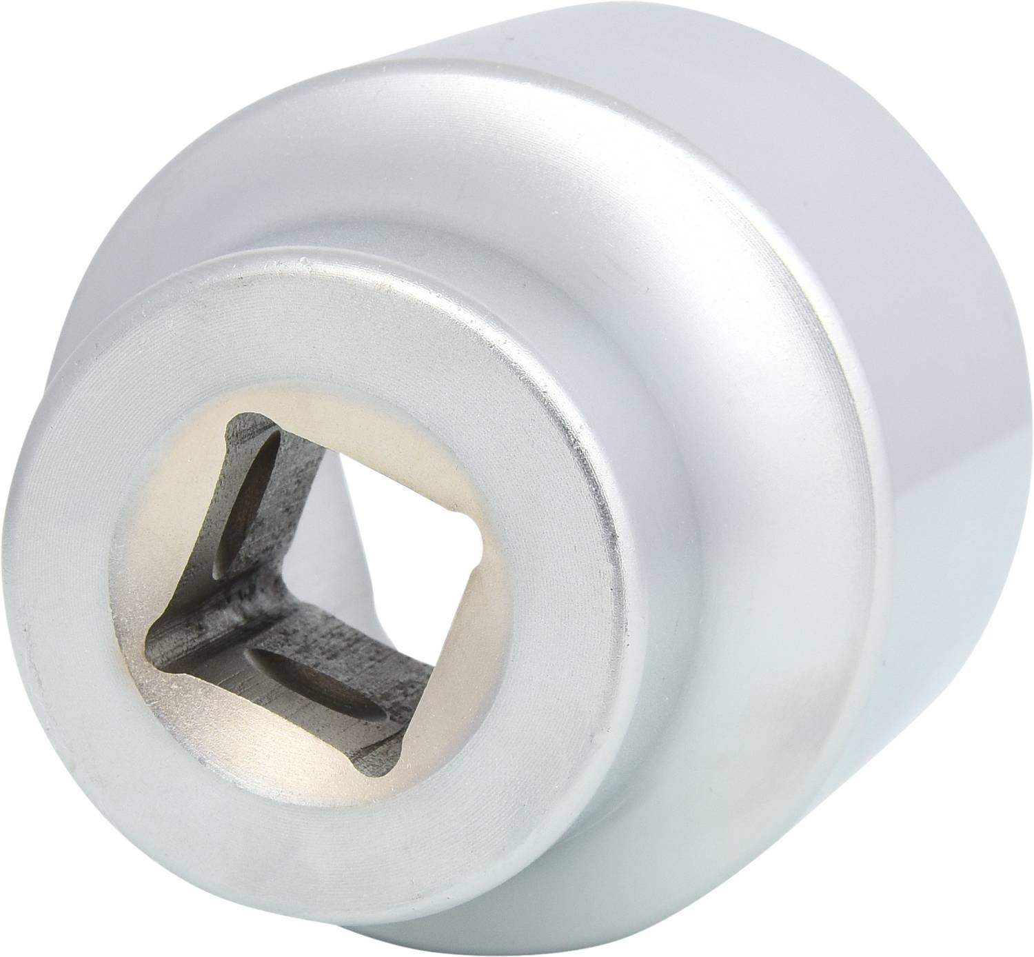 Silberne, runde Metallkappe mit quadratischer Öffnung, wahrscheinlich ein Teil eines Werkzeugs oder einer Maschinenkomponente.